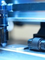 Close-up of electronical modern printer in action. Detailed picture of machine working in process. Metal details. Technology and typography agency concept SSUCv3H4sIAAAAAAAEAOy9B2AcSZYlJi9tynt/SvVK1+B0oQiAYBMk2JBAEOzBiM3mkuwdaUcjKasqgcplVmVdZhZAzO2dvPfee++999577733ujudTif33/8/XGZkAWz2zkrayZ4hgKrIHz9+fB8/In7xb5yk6UeTrCmmHz1K+S/6uyjLddPWWVtUS/p4Z6Sf1/lyltf+J/msaKu6yEr/w0nWTufLbJHTh8t1WeLjX8JfftS0Wbtu8gad6UfTrM0vCIZ8aEEIRt+Tv1PzBX9Jb9BXH32k/fFnzXrCn5mPfon98r3flF++b0aTXeTL6TUj7A2kzss8k4F8T5p+9PaqzeuFP7RsPSsqb1SX1TQr0eCeB2lVF9NieeG9VrVzprJ5bVqtl219zVgarMqqWmWTEiQ+J5i5+XyeNQ01n5nPvY6mNKfVwutnWbU8AIX60YxmAn/u3tu79+mnO/fv7X766cGD+zs7O9qA3p++LWb+EGVC5wV9VQuR5PMCGHw0PdjZOXi4M93Opp/m2/u75/e2H97Ldrdn+7OdTx/OsvMHswMi/C/5fwIAAP//A7uG/IcCAAA=